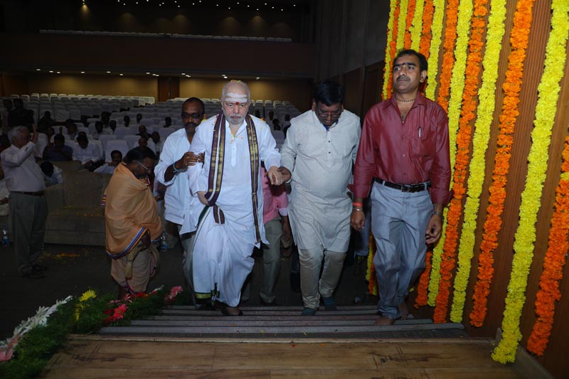 Sri Mulugu Ramalingeshwara Varaprasad Siddhanti was honoured with Jyotishyasastra Vignana Visharadha at Tummalapalli Kalakshetram, Vijayawada (97)